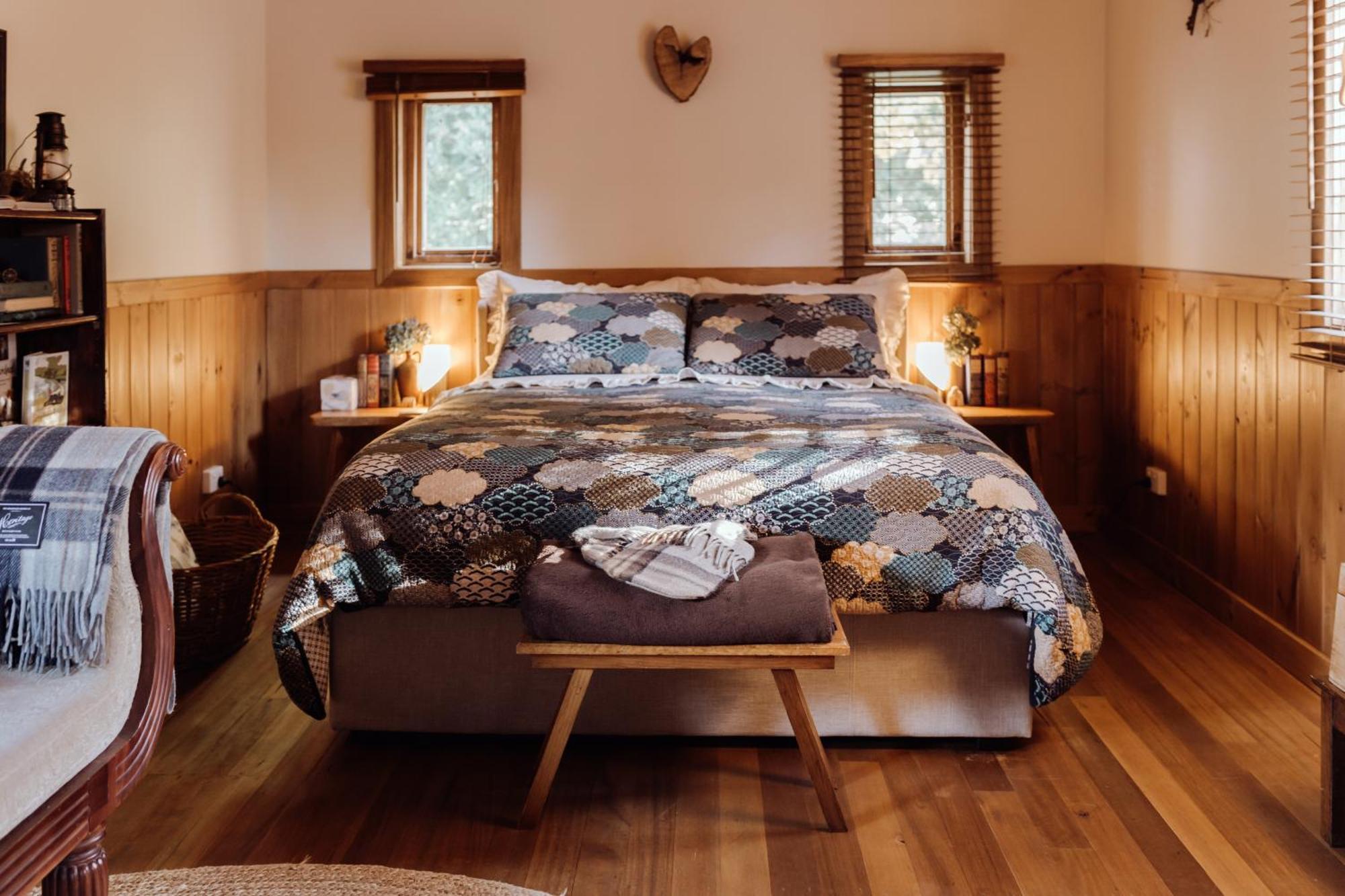 Hideaway Farmlet Romantic With Miniature Goats Farm stay *