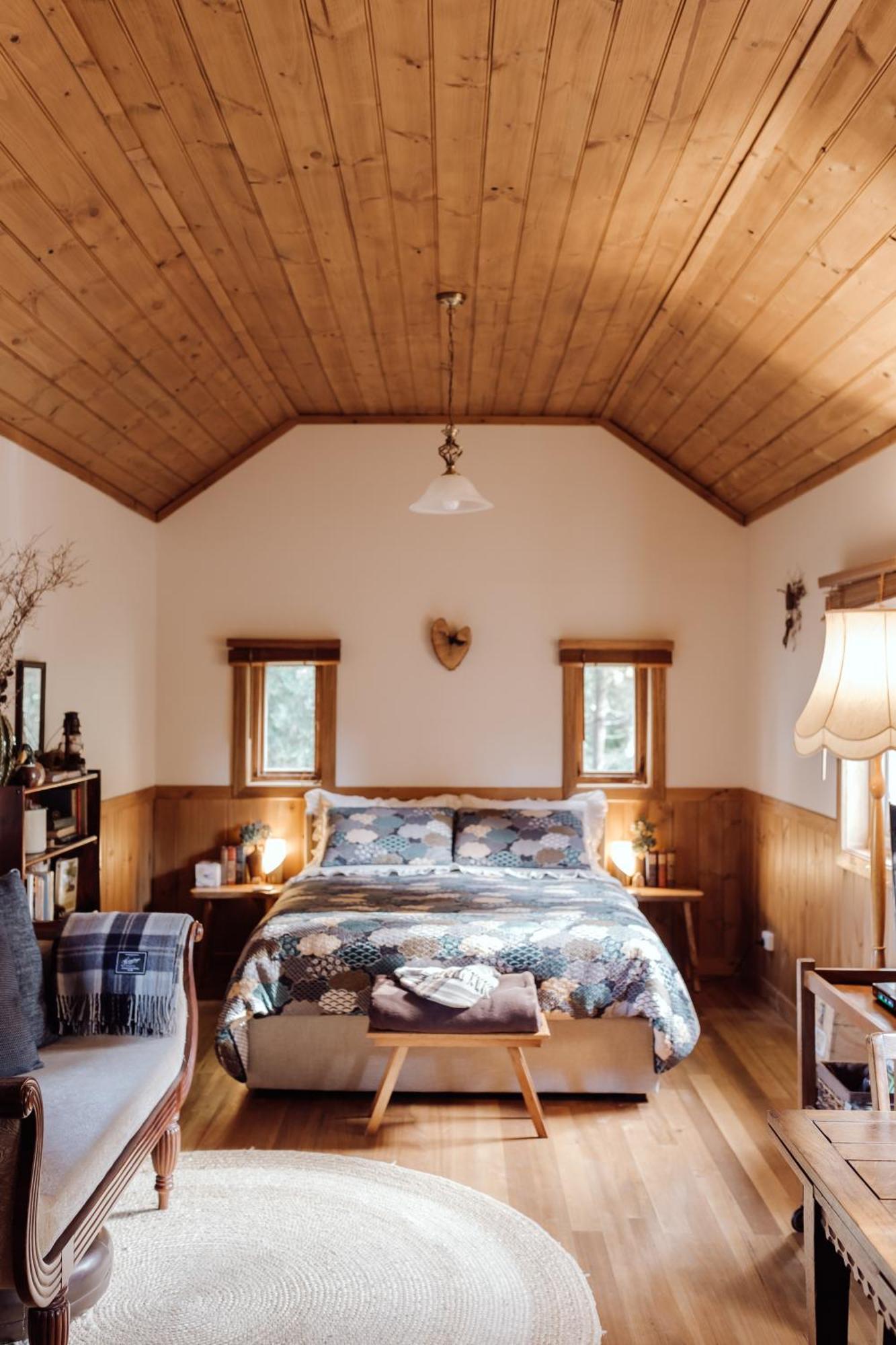 Hideaway Farmlet Romantic With Miniature Goats Farm stay